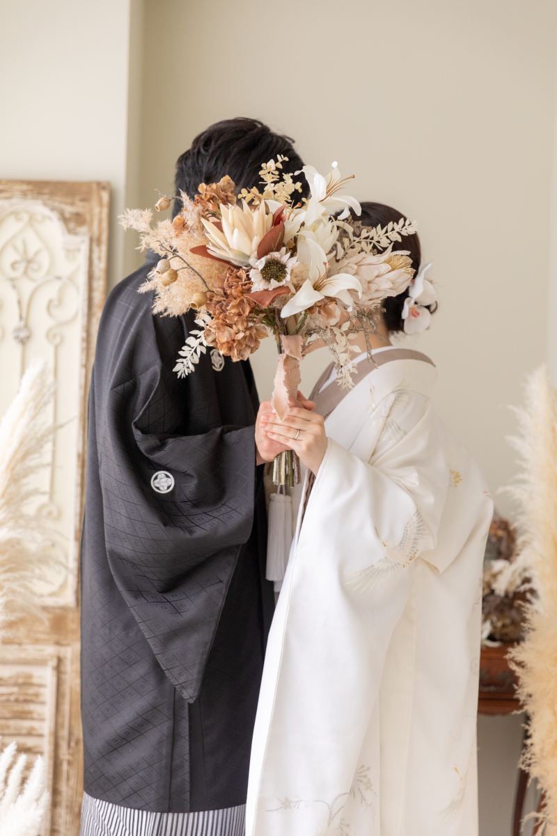 ブーケで顔隠し!