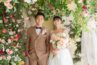 笑顔が素敵なお二人の洋装1点スタジオ撮影