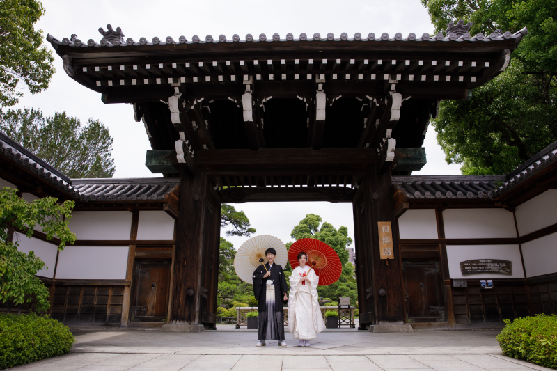 豪華な門構えでお出迎え