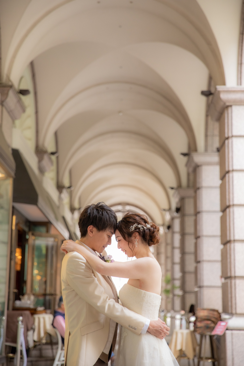 抜け感のある重厚感溢れる建物に囲まれて