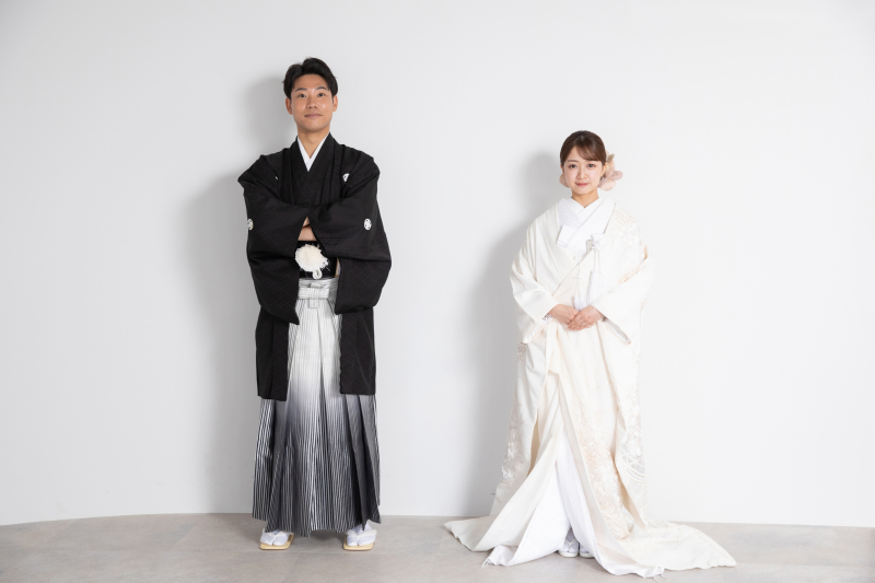 白壁をバックに