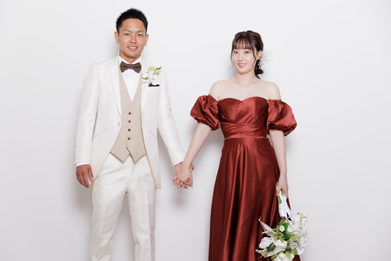 仲良く手を繋いで