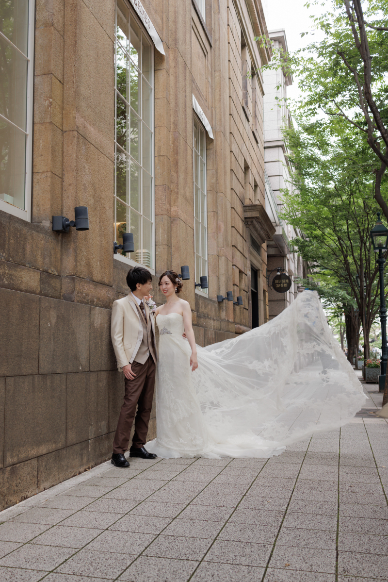 都会のビル群の街中で前撮り撮影。