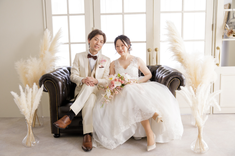 ソファで足組み