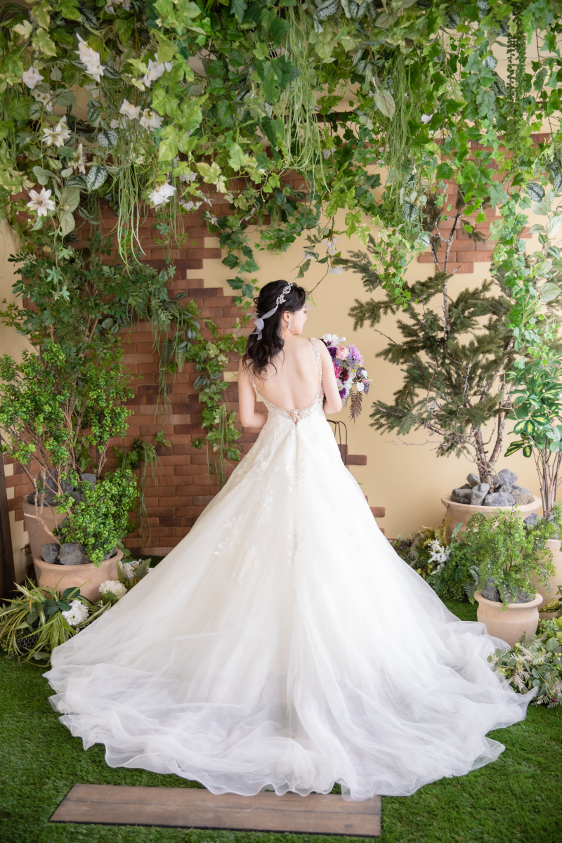 純白のウエディングドレスを身に纏い