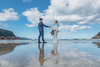 青い海と青い空で大自然を感じるビーチフォト！