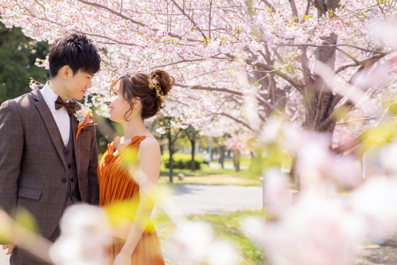 お花とのショットが得意♪お花と素敵なお二人が合わさって可愛すぎるお写真に！