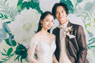 【デラックスコース】洋装プラン 店内すべての衣装から新郎新婦それぞれ1着ずつのレンタルでデザイン写真集とウッドパネル、データ付き