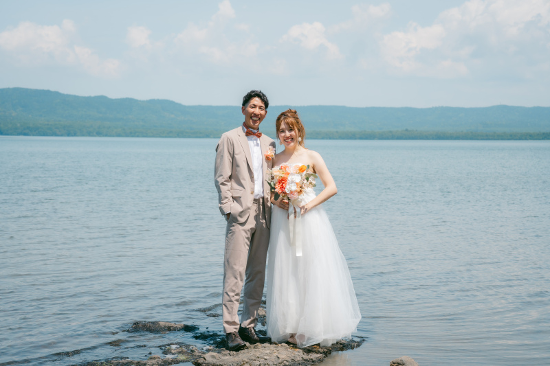 さっきまでいた湖の淵で