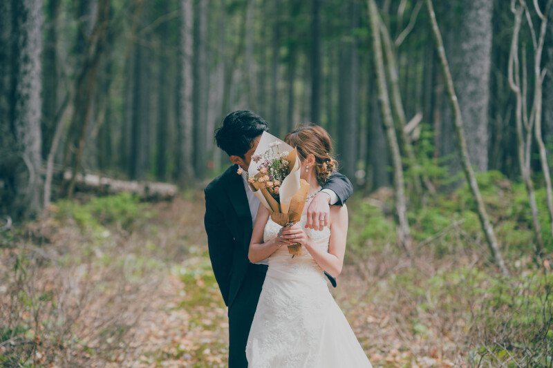 初めてウエディングフォトを撮影した時の最初の1枚。僕も緊張する中でしたが、自然を感じて楽しそうに会話するお二人を見ていると、自分の緊張などなくなり自然体のお二人を残すことができました。