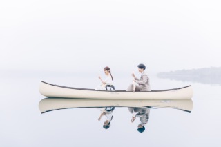 この日は霧がすごい日でした。その代わり風がなく湖面に映るお二人の姿がとても素敵でした^_^