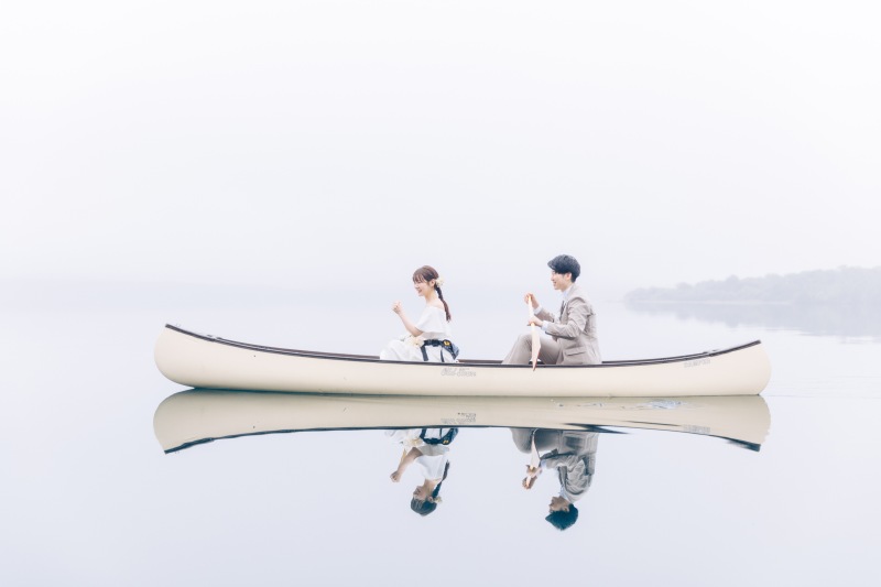 この日は霧がすごい日でした。その代わり風がなく湖面に映るお二人の姿がとても素敵でした^_^