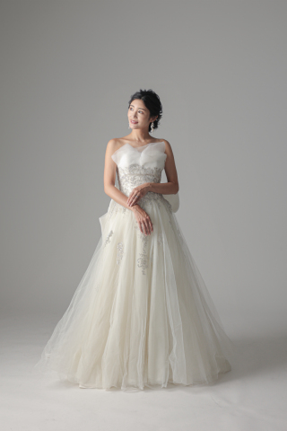 胸元プリーツ銀刺繍