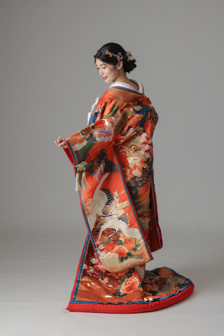 八重重ね 鶴に牡丹/朱赤