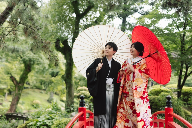 見上げる先には