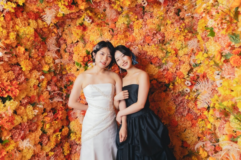 仲良く腕組んで