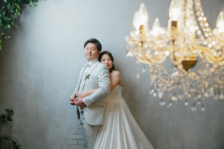 ふたりらしさが花ひらく、光と彩りのウエディングフォト