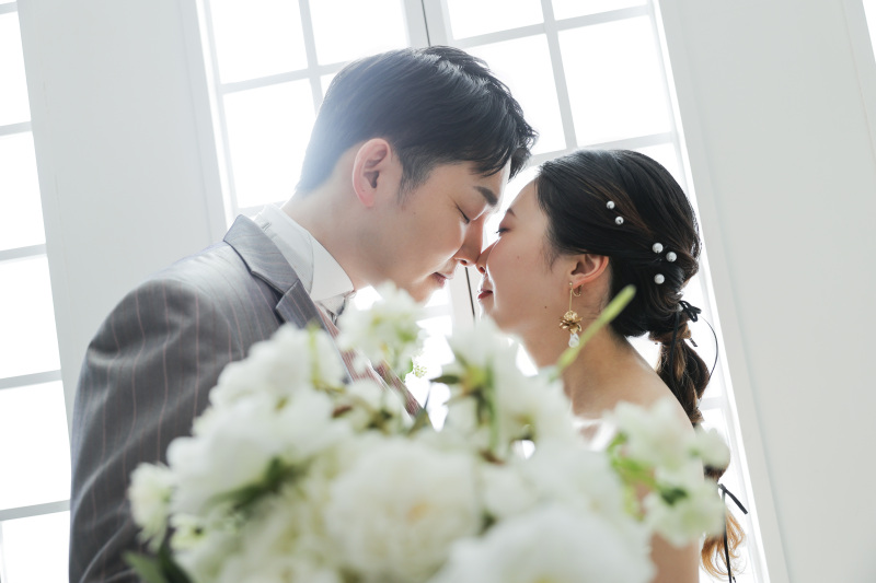 ブーケの間から