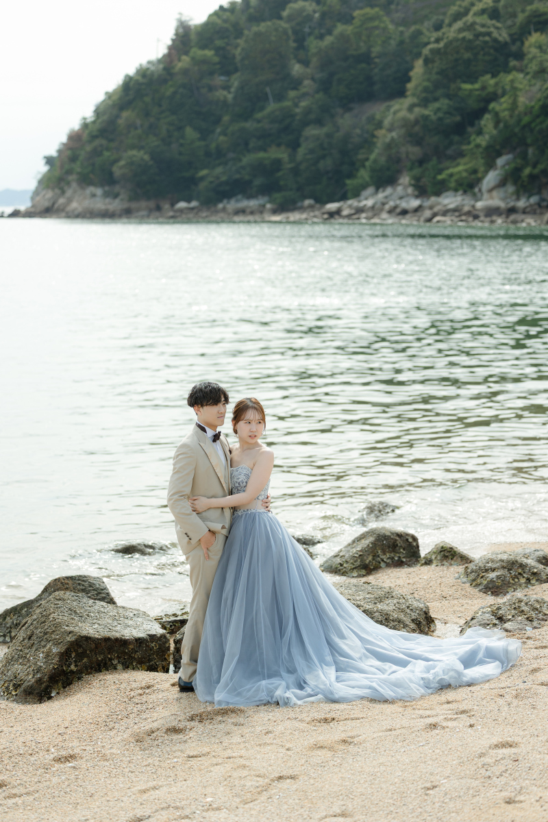 海岸沿いの二人