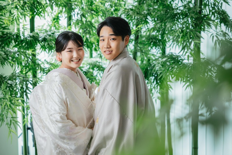 緑に囲まれた幸せの笑顔