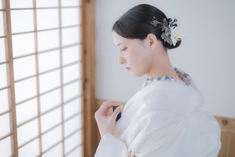 和装の横顔の美しさ