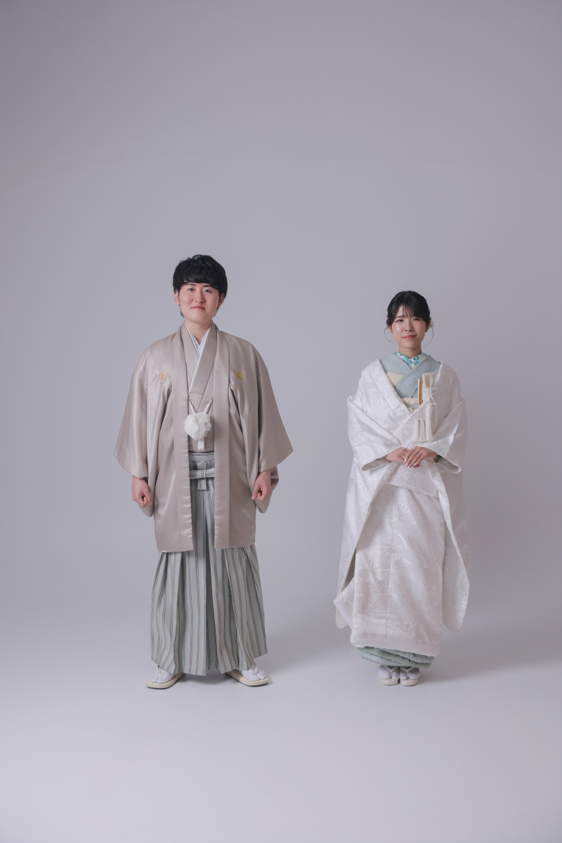 正装で立つ、二人の晴れ姿