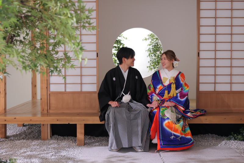 庭園に腰かけて