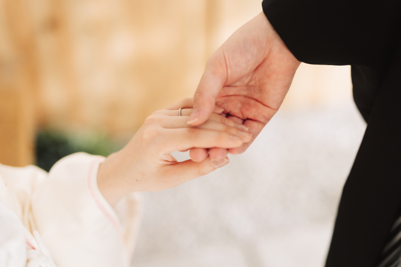 手をとりあって