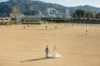 ふたりの思い出の母校でのウェディングフォト