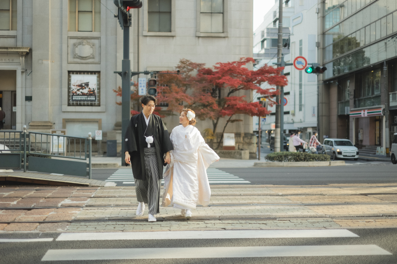 横断歩道を渡るおふたり