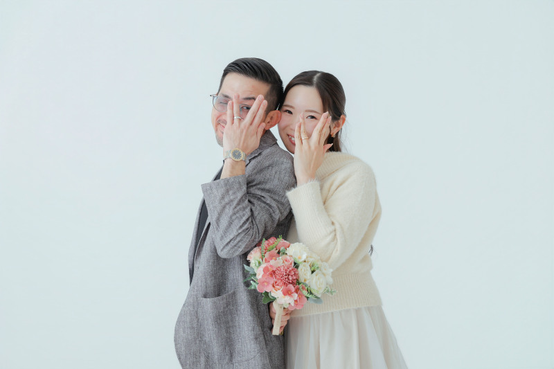 可愛らしく手元をアピール