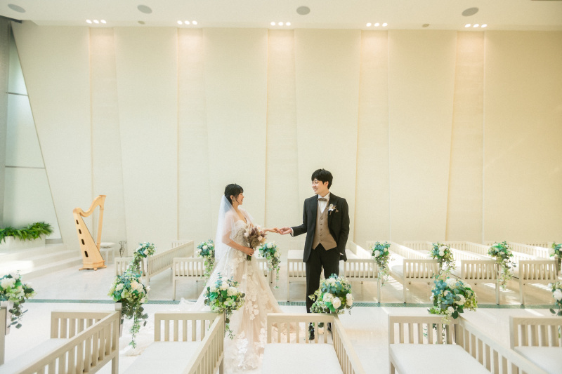 手を取り合って