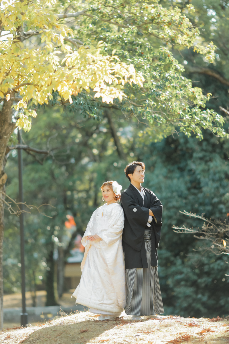 背中を預け合うおふたり