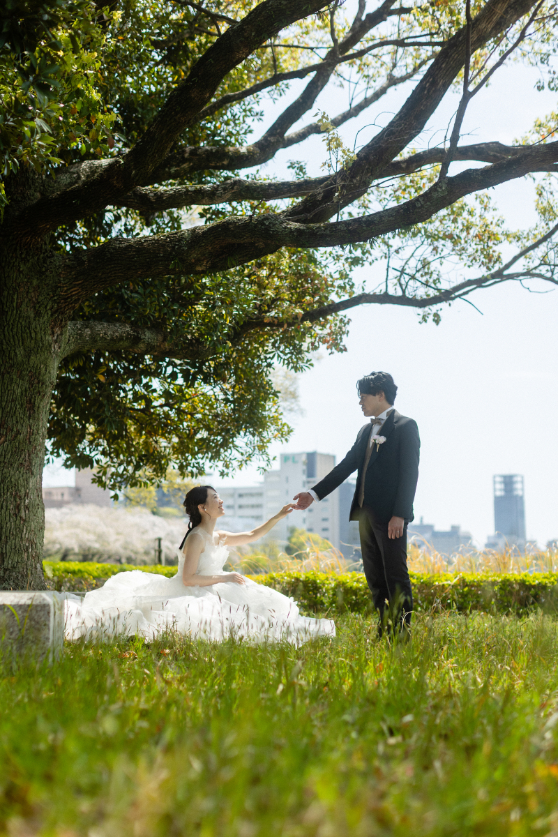 手を取り合い、溢れる笑み