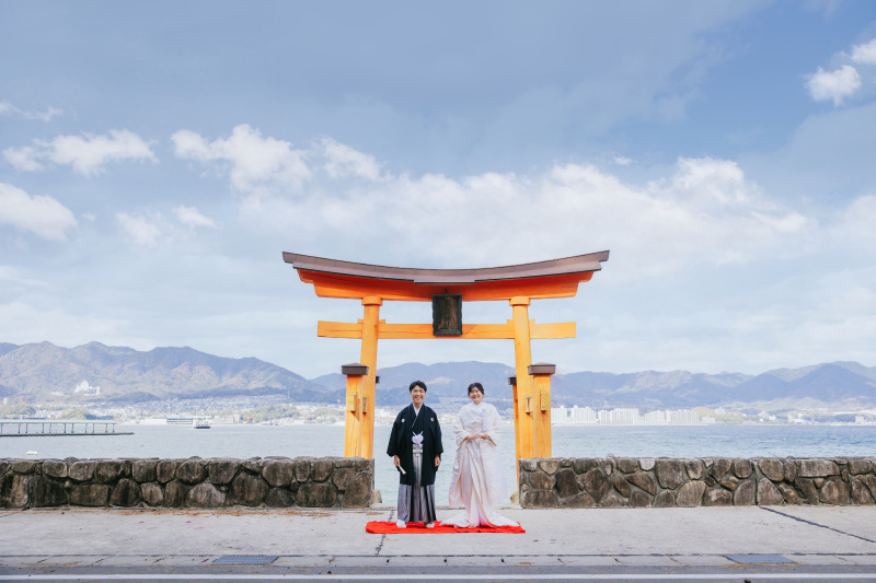 聖なる大鳥居の前で