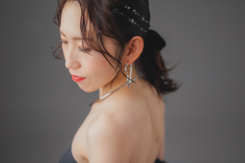 落ち着いた背景で