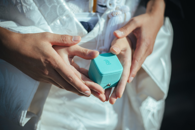 指輪を持ったお手元と