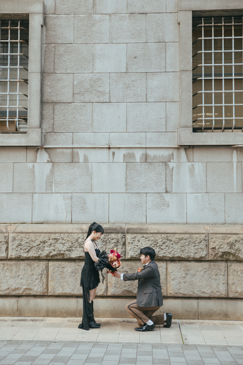 クラシックな石壁に誓う愛のプロポーズ