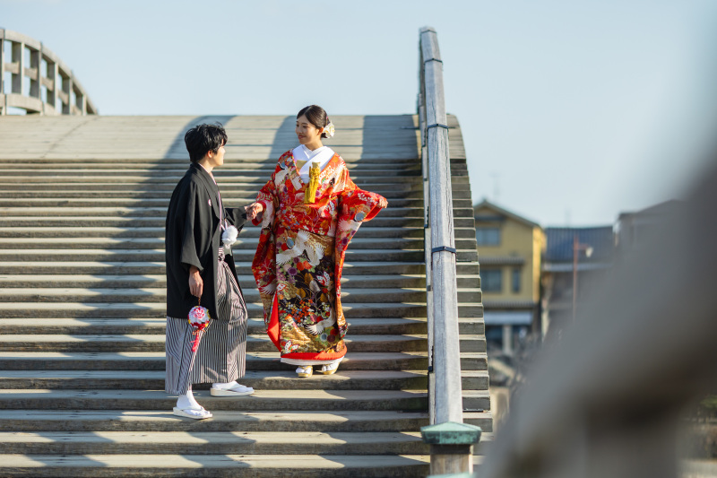 橋の上で手を取って