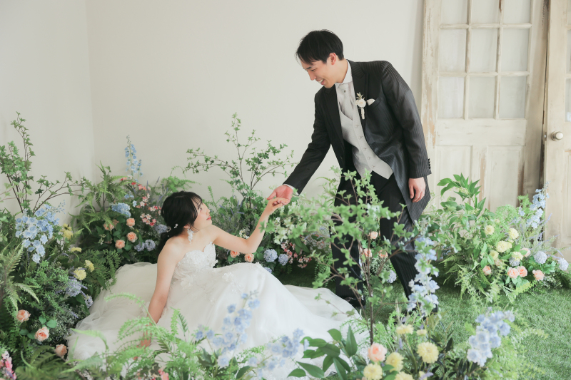 手を取り合って