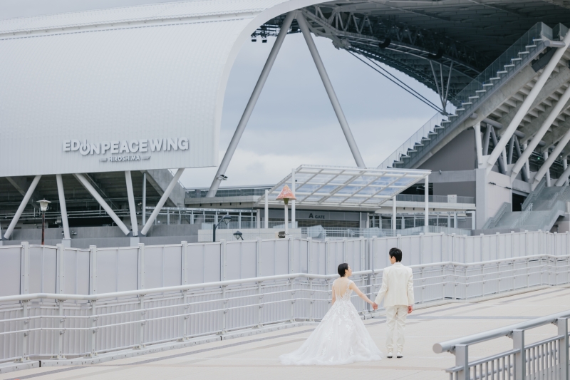 手を繋いで見つめあって