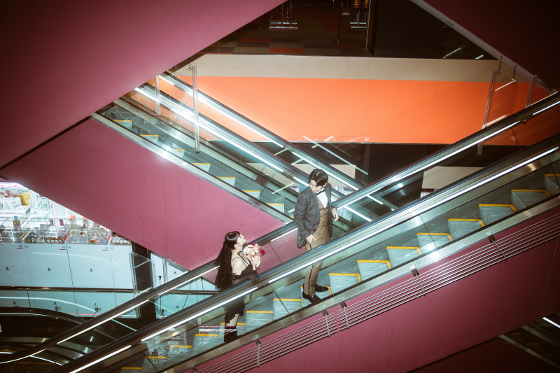 交差するエスカレーター、重なる二人の運命