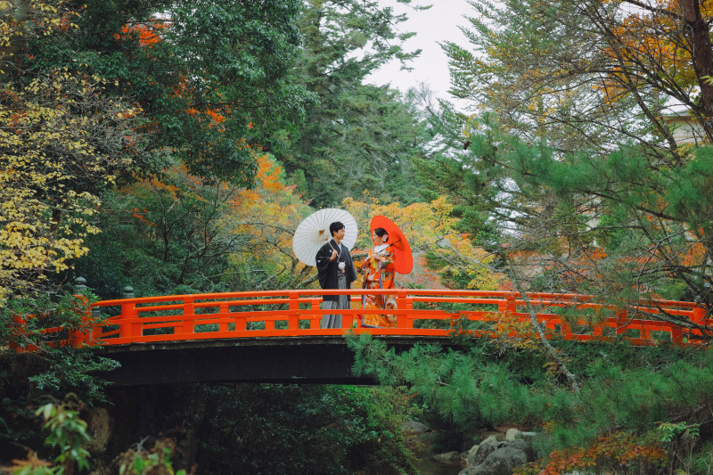 朱色の橋とともに