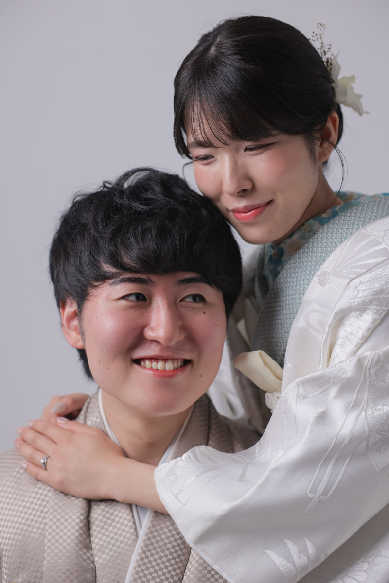 優しい視線、そっと抱き寄せて