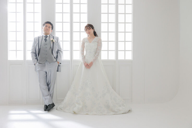 光に包まれたシンプルで上品なツーショット
