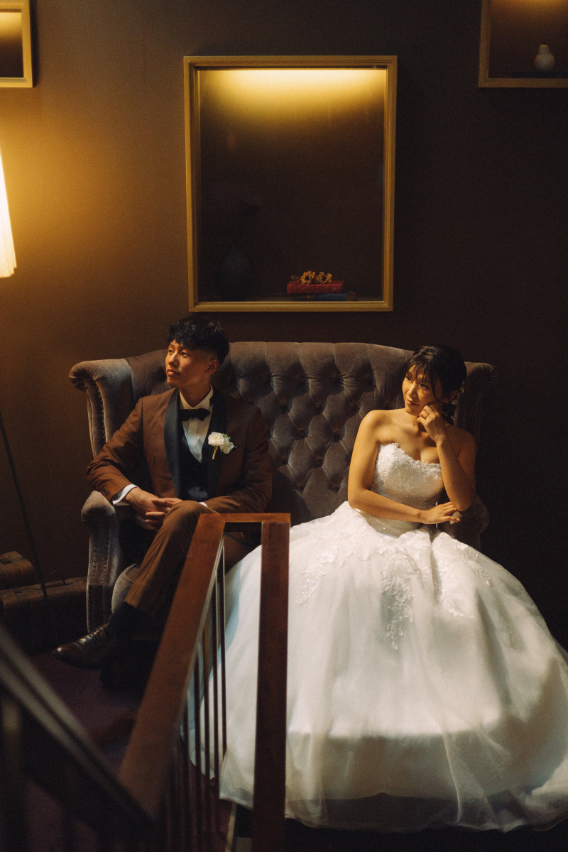 雰囲気のあるソファーで。