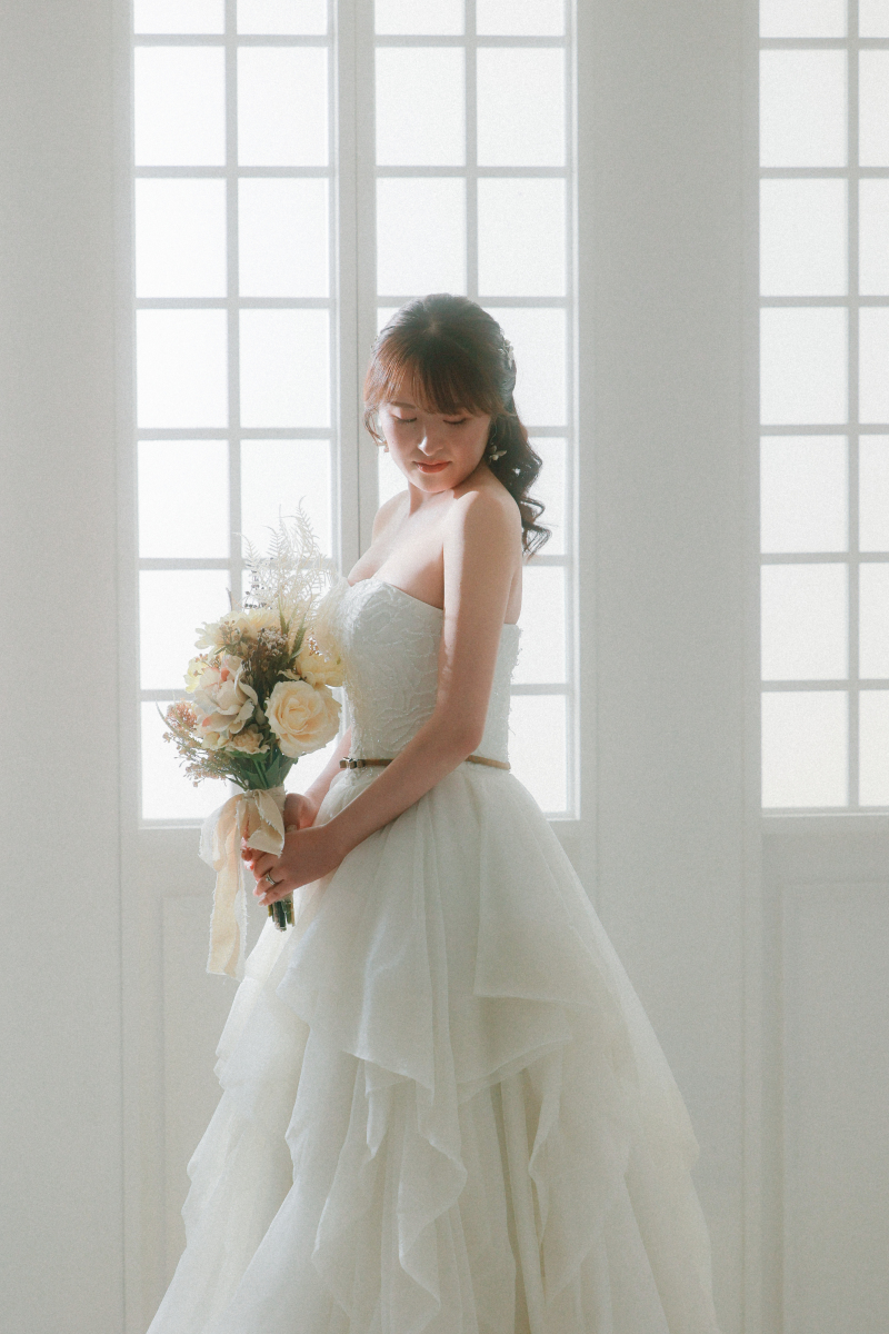 光に包まれる花嫁