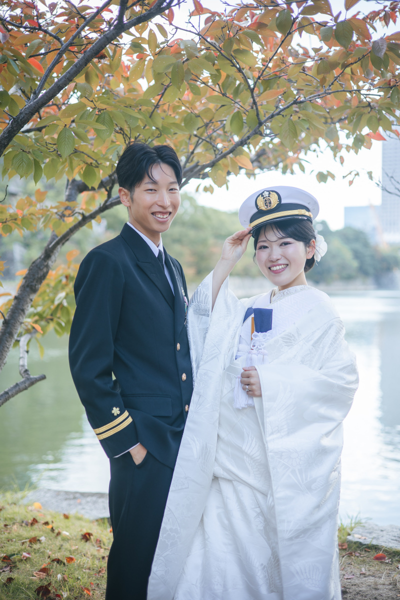 湖畔での笑顔、制帽に手を添えて