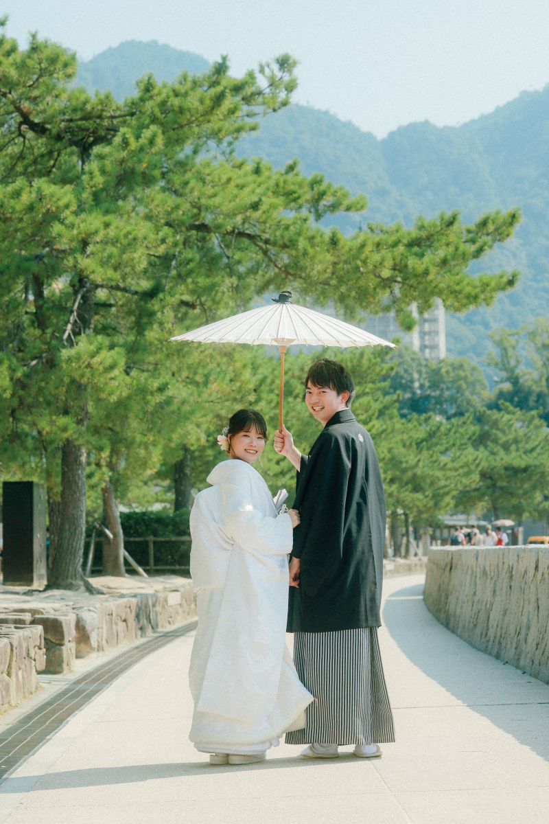 松並木の中で和傘をさして歩くおふたり