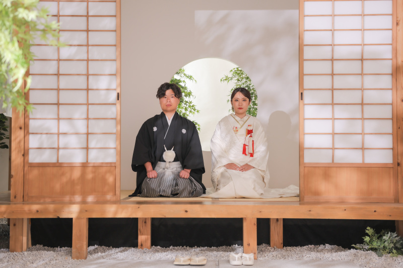 厳かな和装での正座